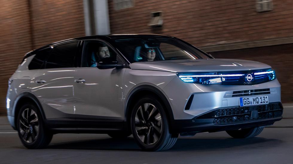 Γερμανικό SUV επικοινωνεί με τους πεζούς μέσω AI - Ποια μάρκα το έχει;